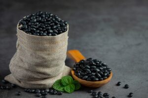 <img src="foo.jpg" alt=</"Black beans" /> 